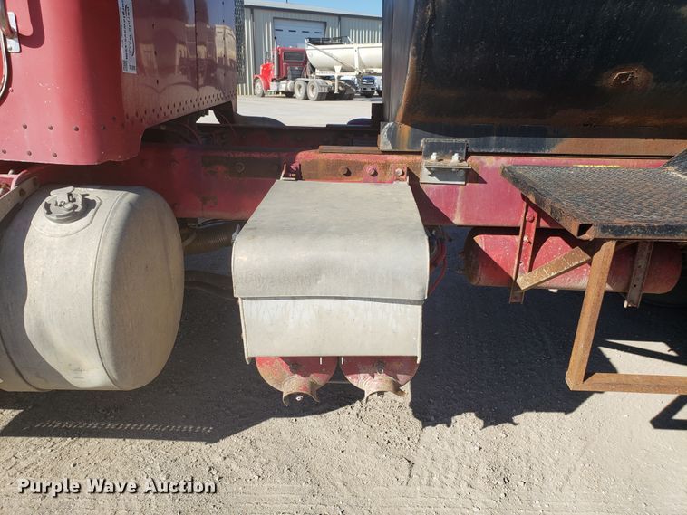 image for item DE3993 1991 Peterbilt 379 tank truck