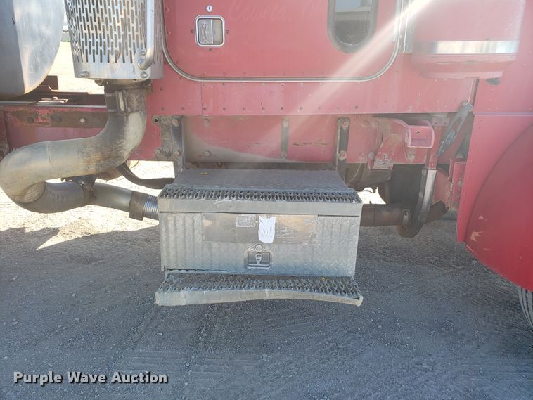 image for item DE3993 1991 Peterbilt 379 tank truck