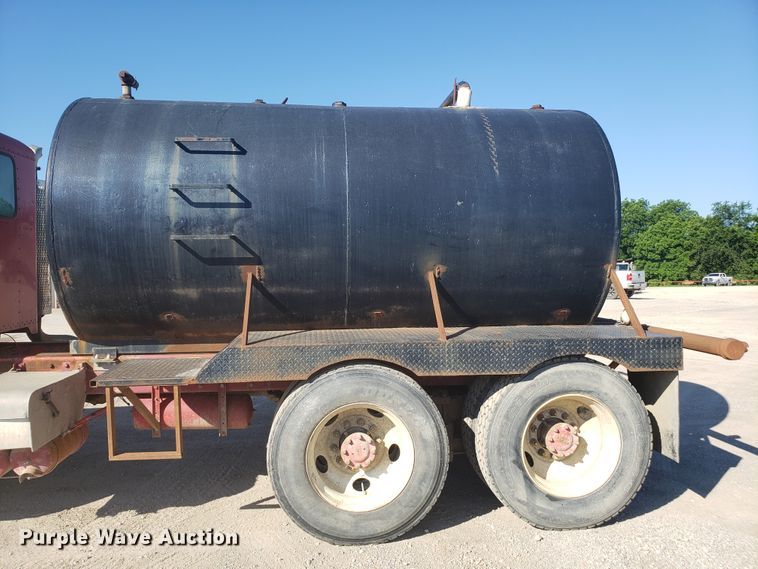image for item DE3993 1991 Peterbilt 379 tank truck