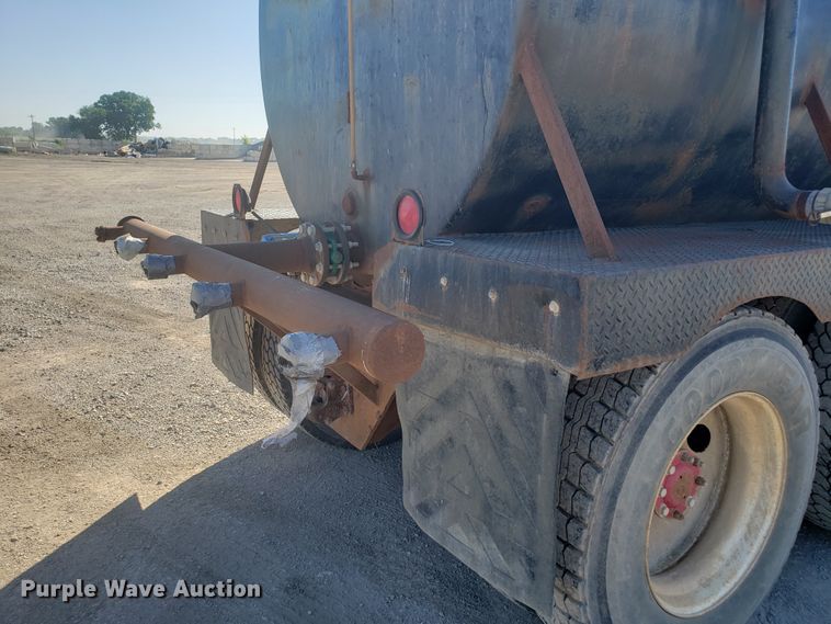 image for item DE3993 1991 Peterbilt 379 tank truck