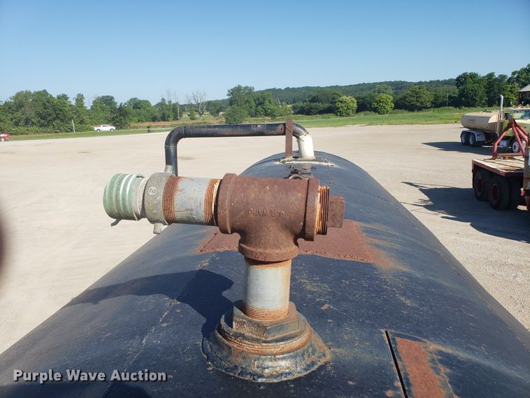 image for item DE3993 1991 Peterbilt 379 tank truck