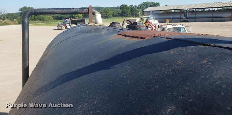 image for item DE3993 1991 Peterbilt 379 tank truck