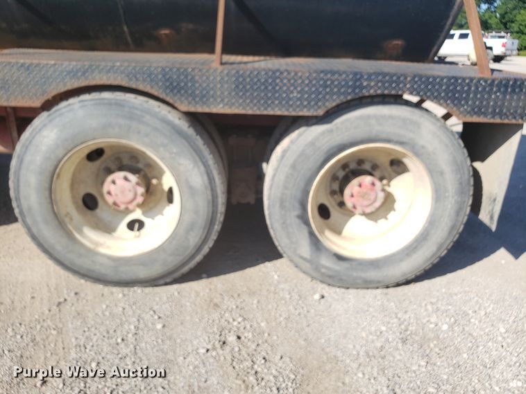 image for item DE3993 1991 Peterbilt 379 tank truck