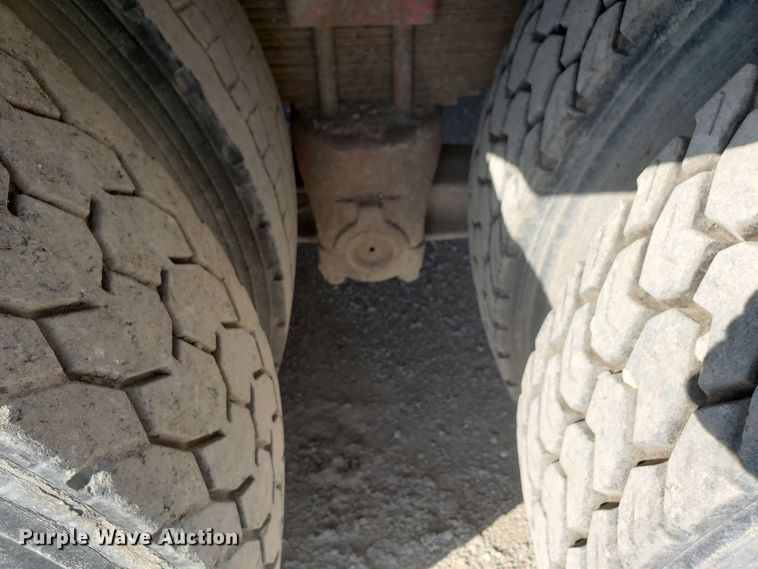 image for item DE3993 1991 Peterbilt 379 tank truck