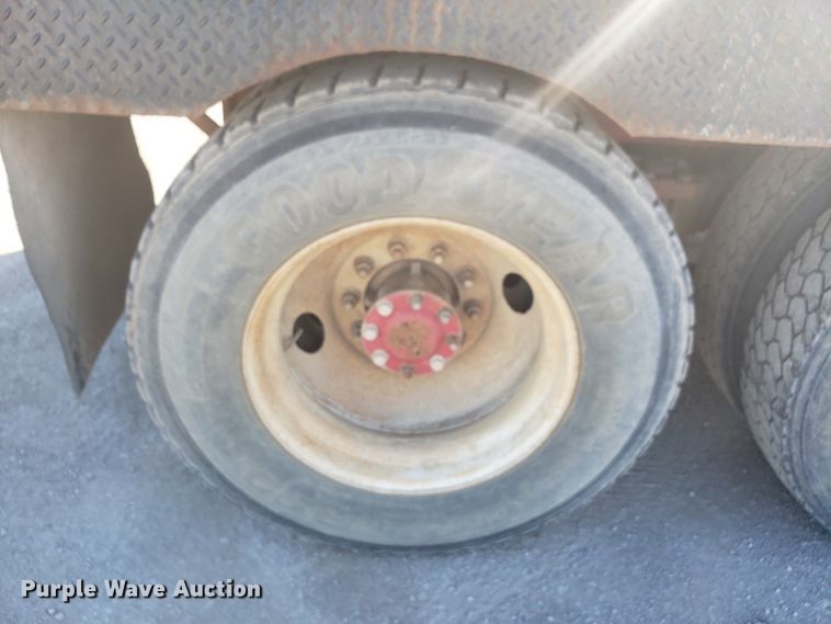 image for item DE3993 1991 Peterbilt 379 tank truck