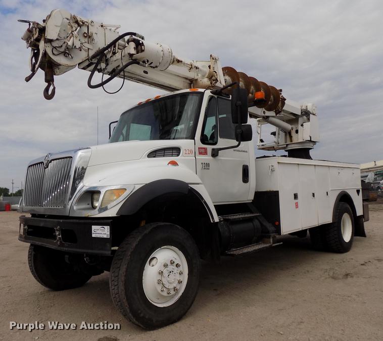 image for item DE7697 2005 International 7400 digger derrick truck