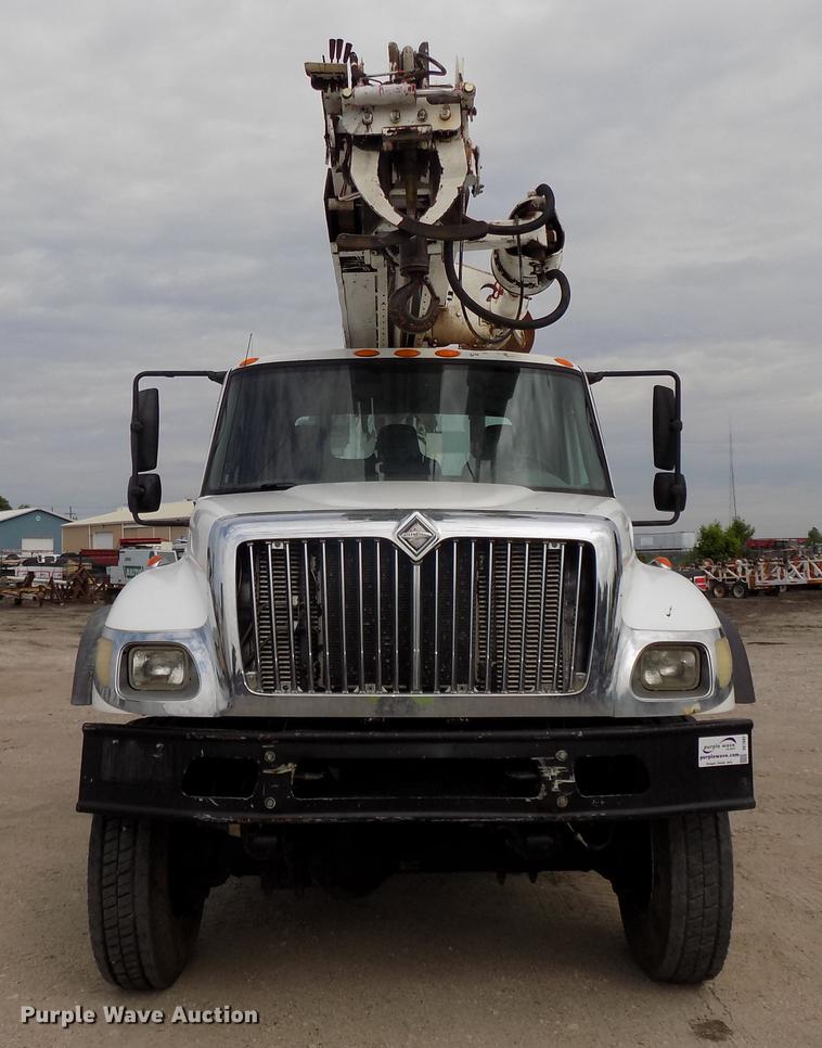 image for item DE7697 2005 International 7400 digger derrick truck