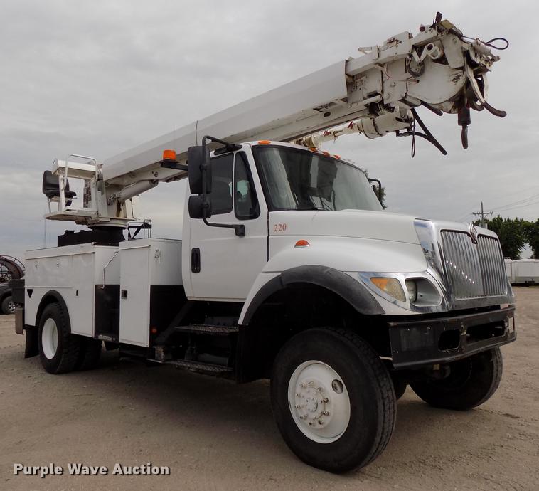 image for item DE7697 2005 International 7400 digger derrick truck