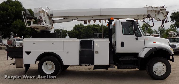 image for item DE7697 2005 International 7400 digger derrick truck