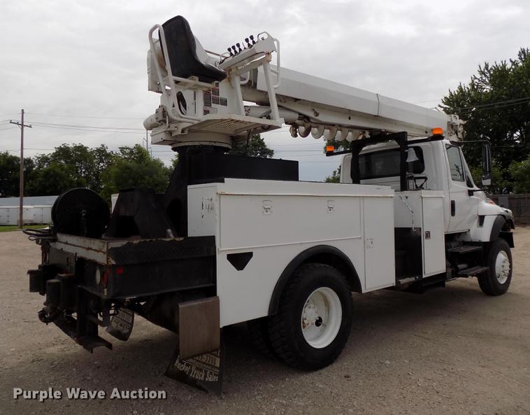 image for item DE7697 2005 International 7400 digger derrick truck