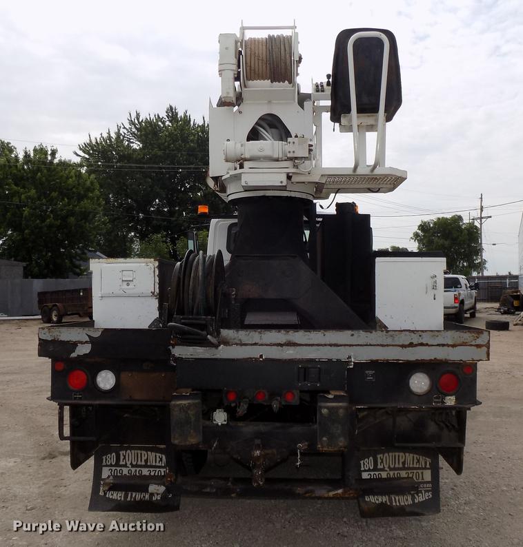 image for item DE7697 2005 International 7400 digger derrick truck