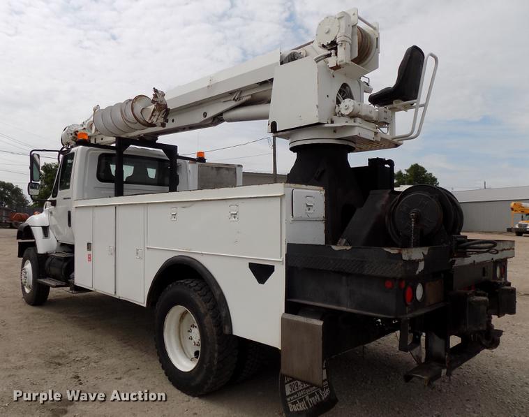 image for item DE7697 2005 International 7400 digger derrick truck