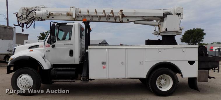 image for item DE7697 2005 International 7400 digger derrick truck