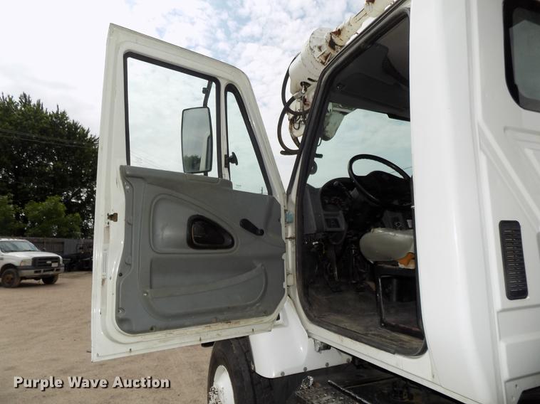 image for item DE7697 2005 International 7400 digger derrick truck