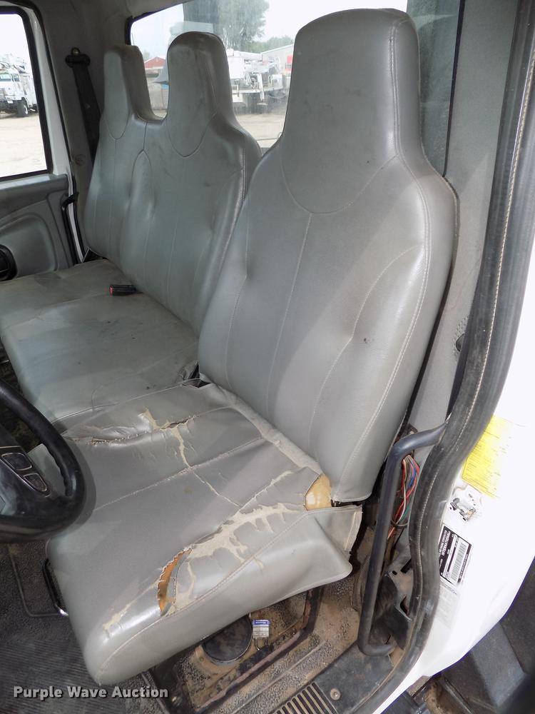 image for item DE7697 2005 International 7400 digger derrick truck