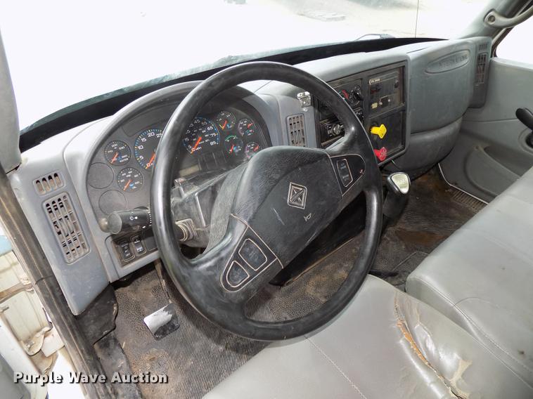 image for item DE7697 2005 International 7400 digger derrick truck