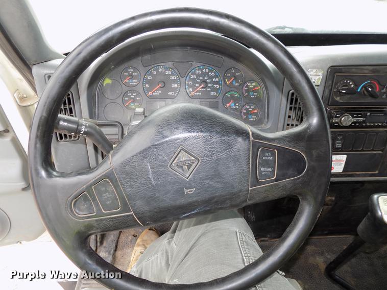 image for item DE7697 2005 International 7400 digger derrick truck