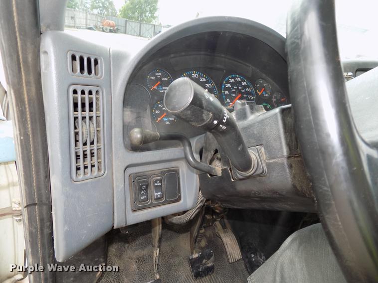 image for item DE7697 2005 International 7400 digger derrick truck