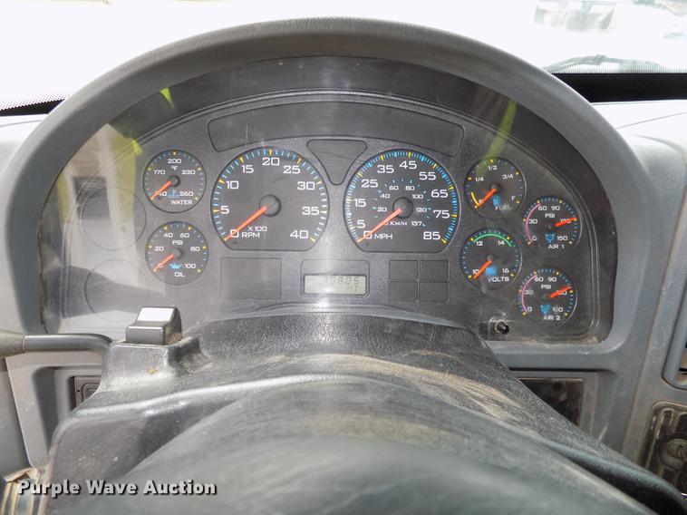 image for item DE7697 2005 International 7400 digger derrick truck