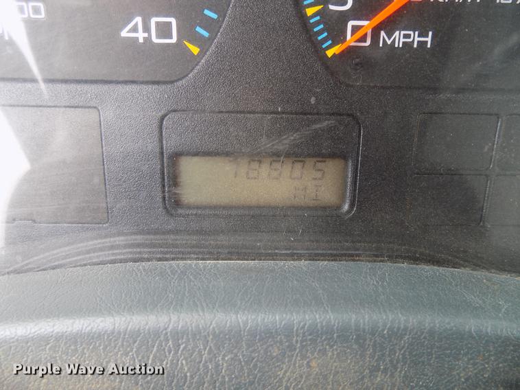 image for item DE7697 2005 International 7400 digger derrick truck