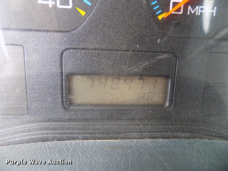 image for item DE7697 2005 International 7400 digger derrick truck