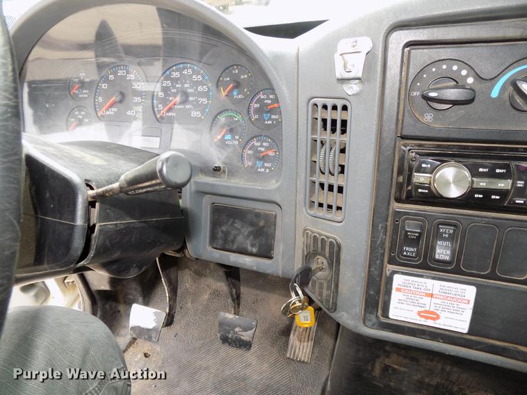 image for item DE7697 2005 International 7400 digger derrick truck