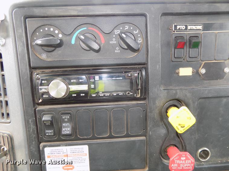 image for item DE7697 2005 International 7400 digger derrick truck