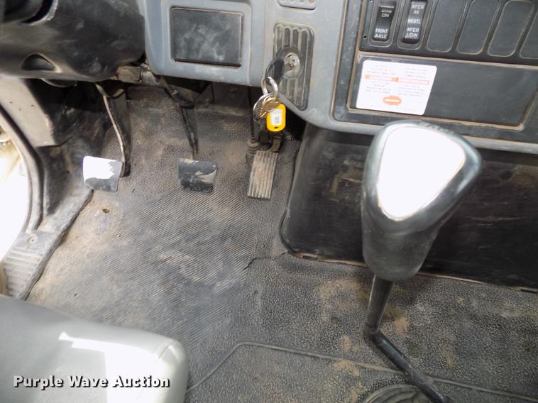 image for item DE7697 2005 International 7400 digger derrick truck