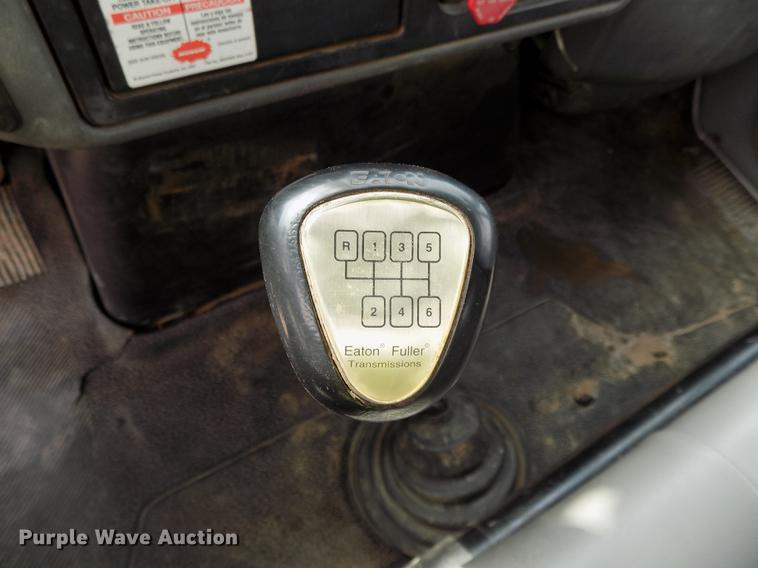 image for item DE7697 2005 International 7400 digger derrick truck