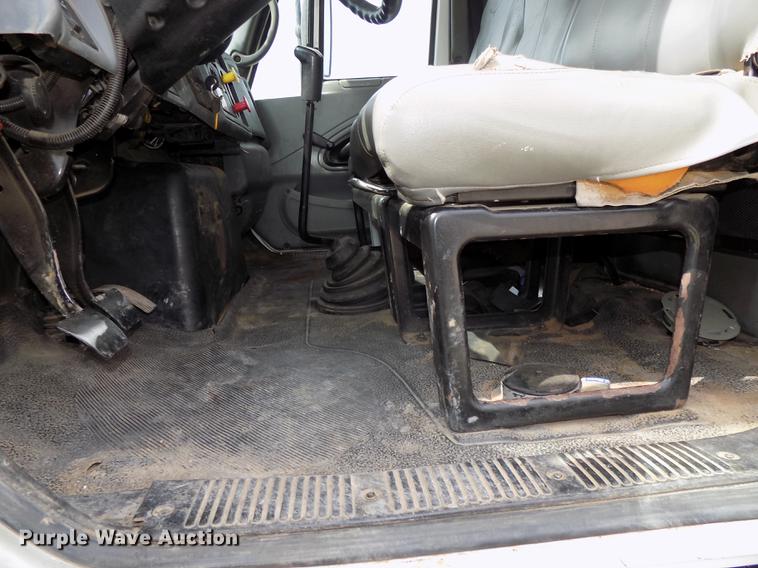 image for item DE7697 2005 International 7400 digger derrick truck