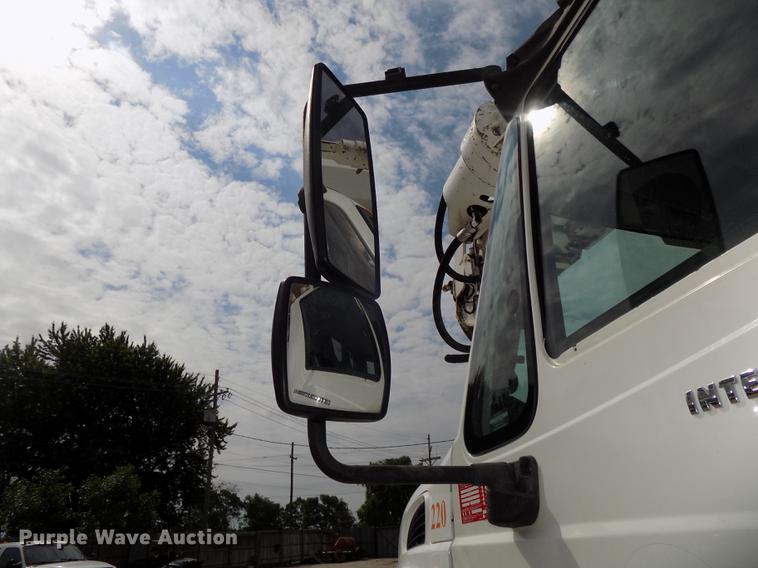 image for item DE7697 2005 International 7400 digger derrick truck