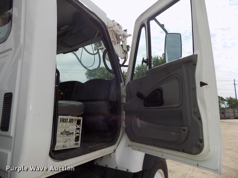 image for item DE7697 2005 International 7400 digger derrick truck