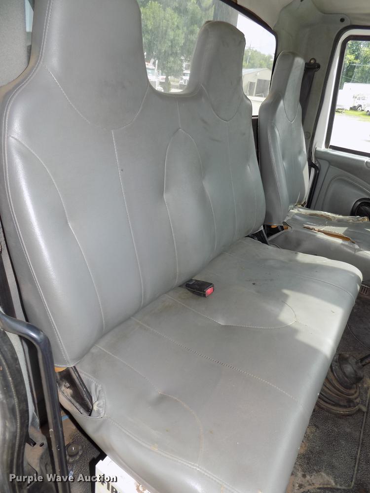 image for item DE7697 2005 International 7400 digger derrick truck