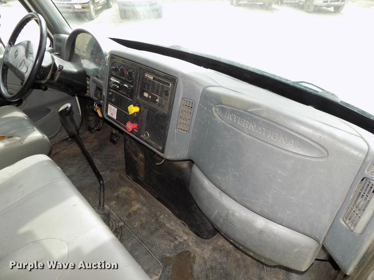 image for item DE7697 2005 International 7400 digger derrick truck