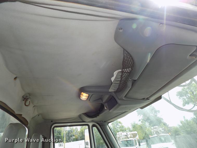 image for item DE7697 2005 International 7400 digger derrick truck