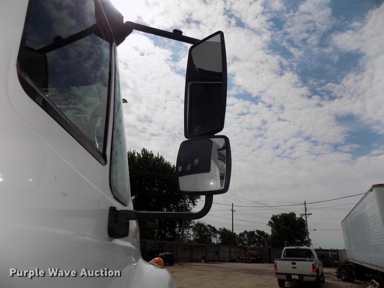 image for item DE7697 2005 International 7400 digger derrick truck