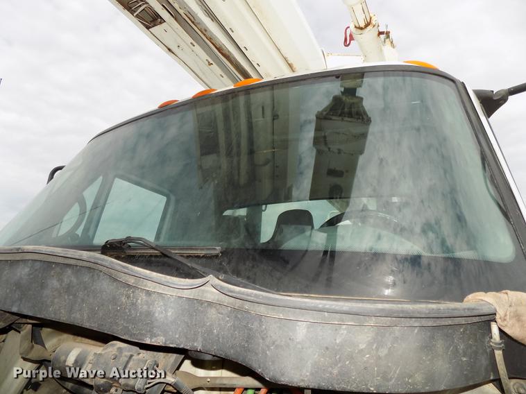 image for item DE7697 2005 International 7400 digger derrick truck