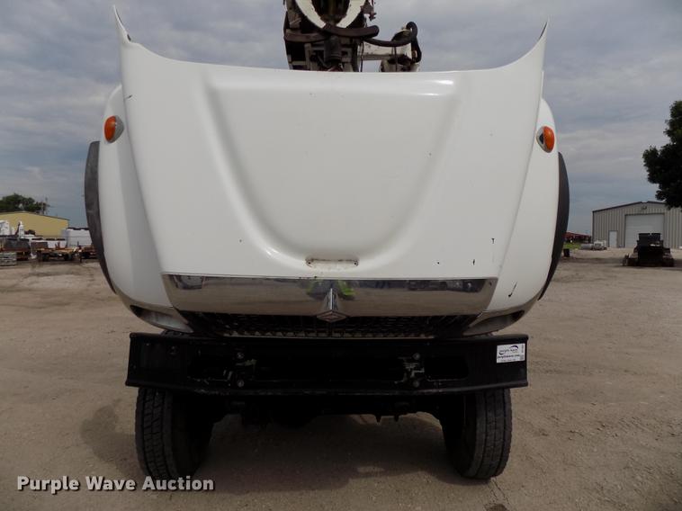 image for item DE7697 2005 International 7400 digger derrick truck