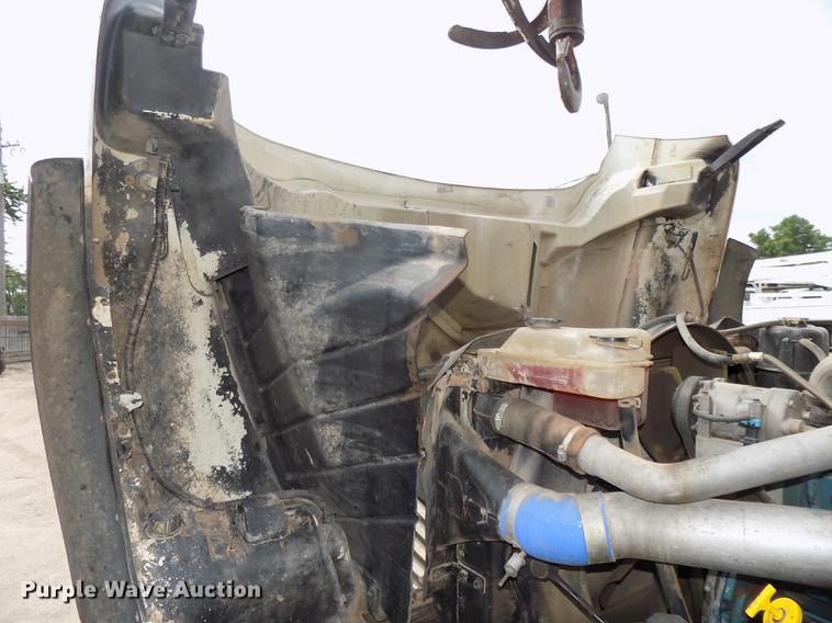 image for item DE7697 2005 International 7400 digger derrick truck