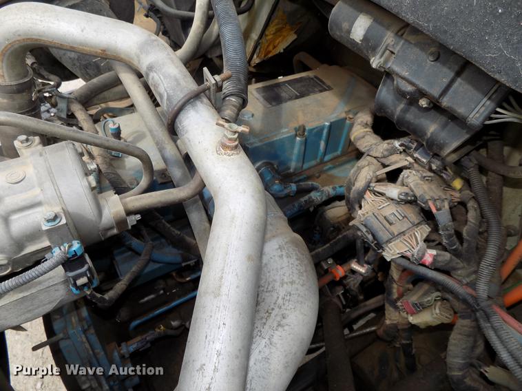 image for item DE7697 2005 International 7400 digger derrick truck