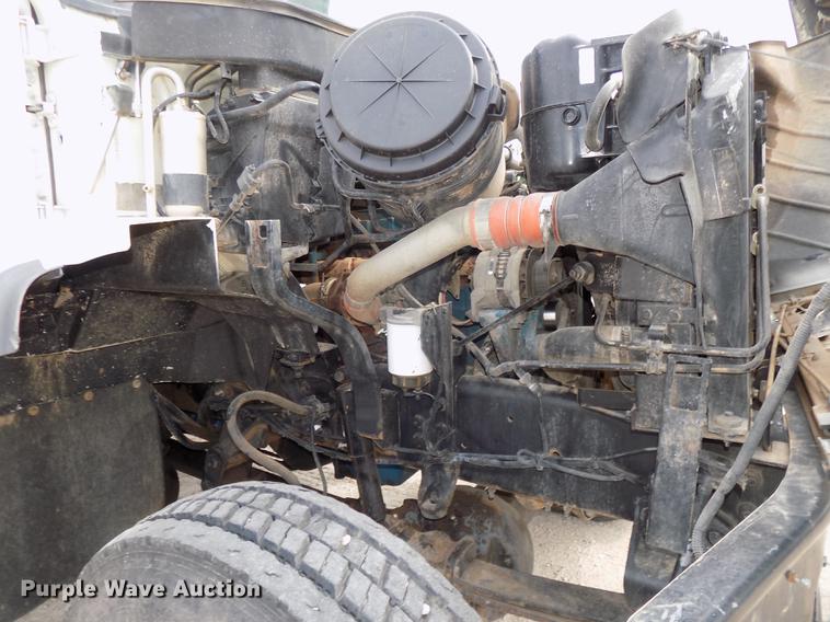 image for item DE7697 2005 International 7400 digger derrick truck