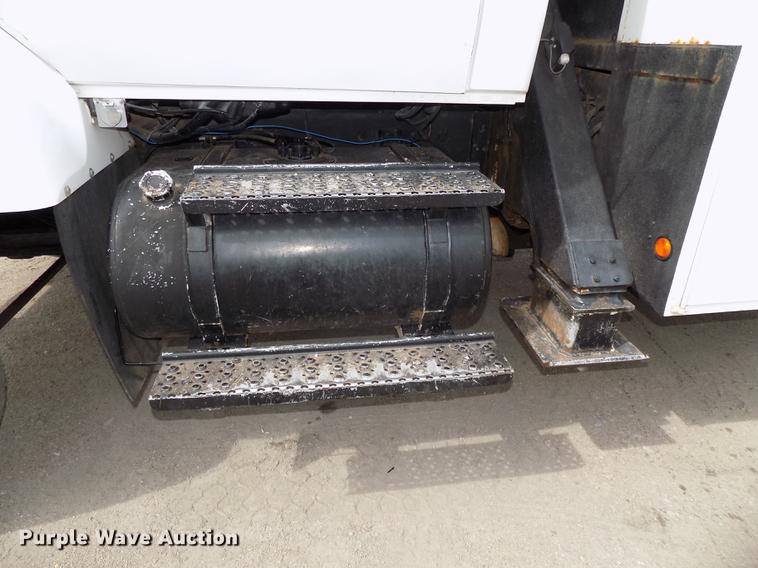 image for item DE7697 2005 International 7400 digger derrick truck