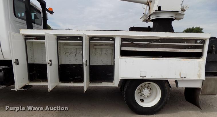 image for item DE7697 2005 International 7400 digger derrick truck