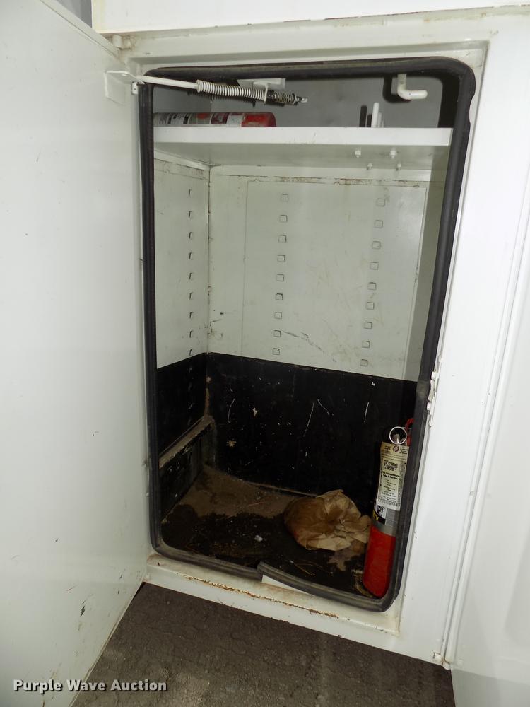 image for item DE7697 2005 International 7400 digger derrick truck