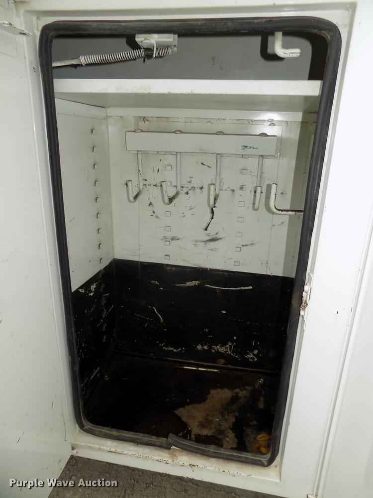 image for item DE7697 2005 International 7400 digger derrick truck