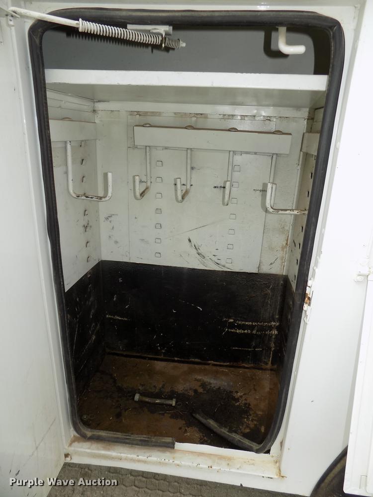 image for item DE7697 2005 International 7400 digger derrick truck