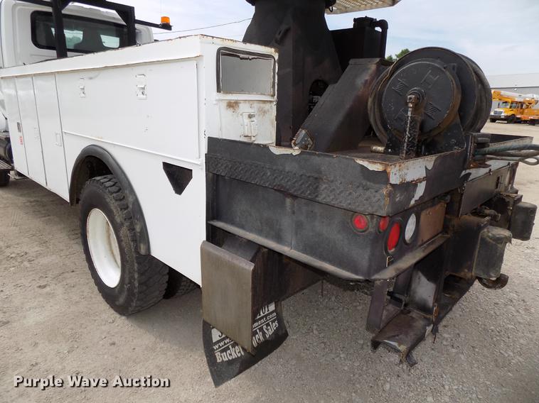 image for item DE7697 2005 International 7400 digger derrick truck