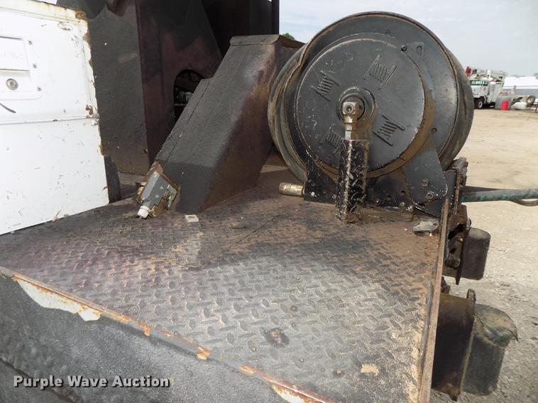 image for item DE7697 2005 International 7400 digger derrick truck