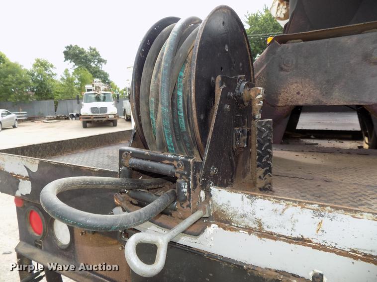 image for item DE7697 2005 International 7400 digger derrick truck