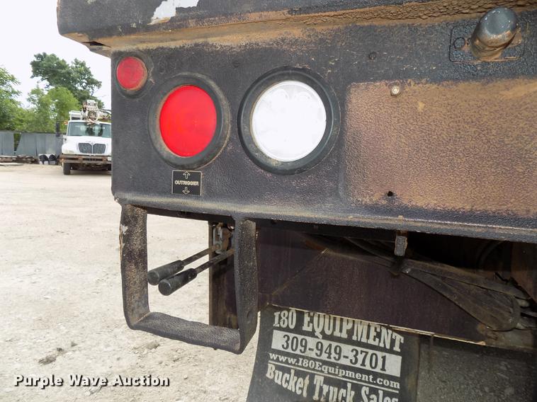 image for item DE7697 2005 International 7400 digger derrick truck